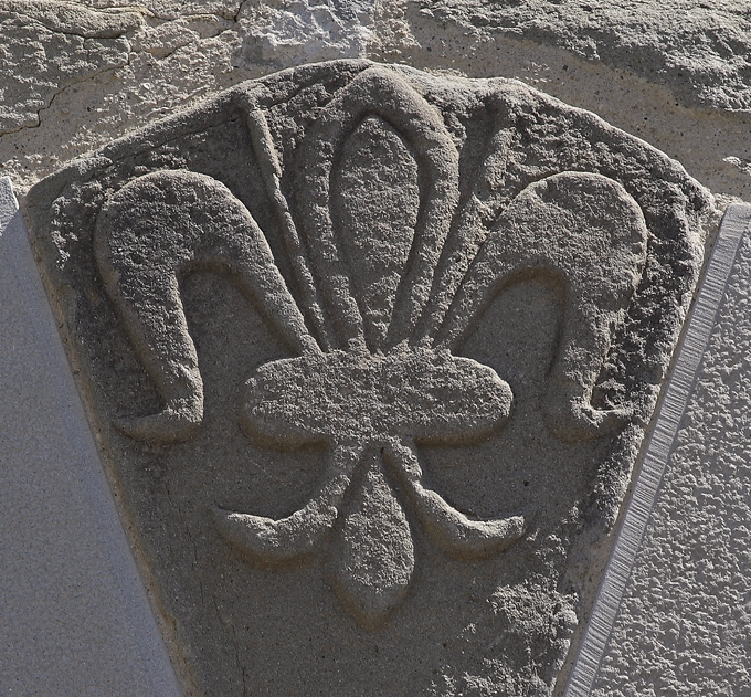 giglio scolpito sulla Porta Fiorentina